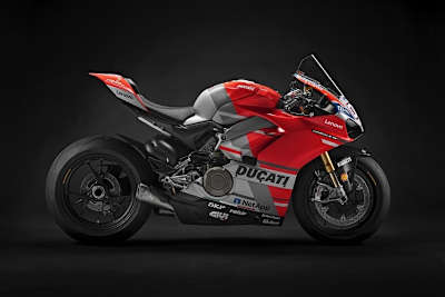 Eine der exklusiven, fachkundig eingefahrenen Ducati Panigale V4, hier im Dovizioso-Design