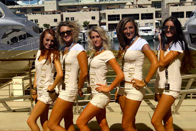 Abu Dhabi, 35 Grad, Wind kommt auf. Die Frisur hält