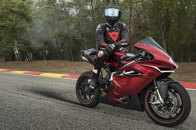 Inkognito: Lewis Hamilton halt nicht nur bei der Gestaltung der F4 LH44, er fuhr sie auch