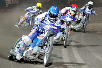 Nicki Pedersen (vorne) will den vierten WM-Titel