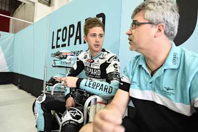 WM-Leader Danny Kent mit Jochen Kiefer in der Leopard-Box