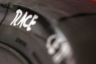 Bridgestone: Asymmetrischer Reifenaufbau 