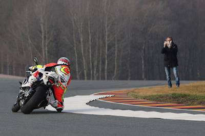 Ex-Champions Loris Capirossi (auf Motorrad) und Franco Uncini (re.) bei der Arbeit: Die mobilen Kerbs sorgen für neue Ideallinie in Kurve 11