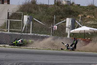 Einige Streckenbegrenzungen in Barcelona stehen sehr nahe – wie beim Sturz von Alex Lowes zu sehen