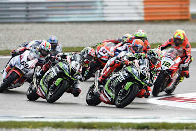 Kurzfristig führte Polesetter Tom Sykes Lauf 2 an