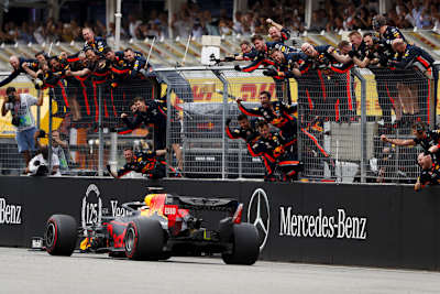Die Red Bull Racing-Truppe feiert Max
