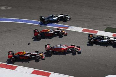 Sebastian Vettels Ferrari ist soeben erstmals von Daniil Kvyat (links) angeschubst worden