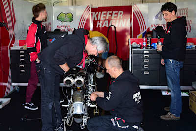 Kiefer Racing in Valencia: Erst,mals steht eine Honda in der Box, Jochen (Bildmitte) und Stefan Kiefer (re.) sind zufrieden