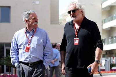 Chase Carey von Liberty Media mit Flavio Briatore