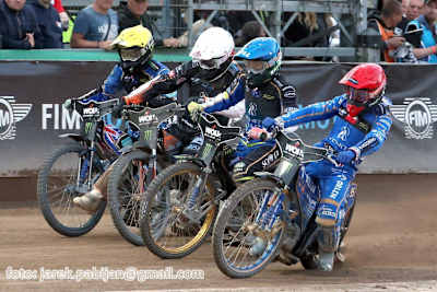 Bartosz Zmarzlik (rot) ging im Finale vom Start weg in Führung