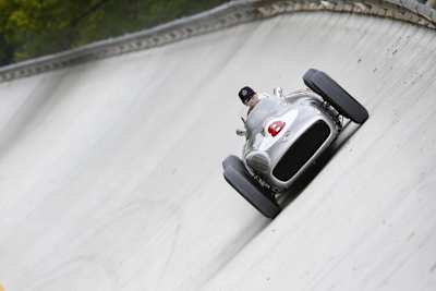 Lewis Hamilton in der Steilwand