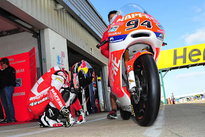 Jonas Folger macht sich für das Qualifying bereit