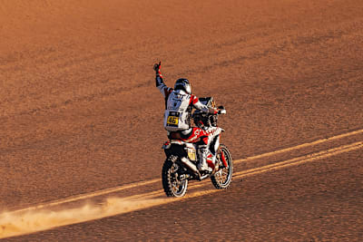 Hero allein auf weiter Flur in Abu Dhabi