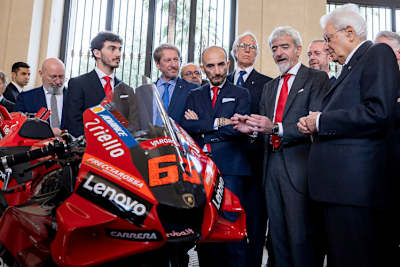 Große Ehre für Ducati: Bagnaia, Domenicali, Dall'Igna und Co. bei Italiens Staatspräsident Sergio Mattarella (ganz rechts)