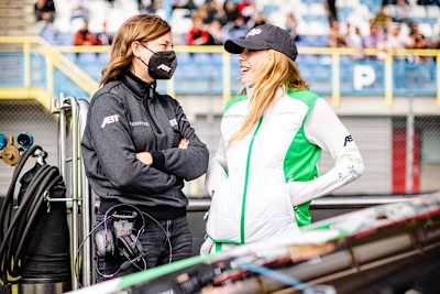 Laura Müller mit Sophia Flörsch