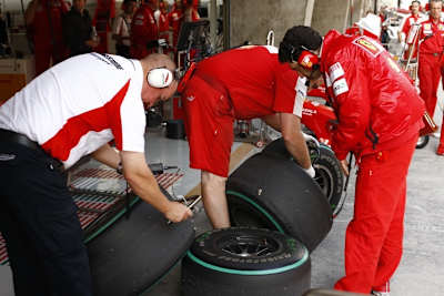 In Bahrain sind die Reifenspezialisten besonders gefordert