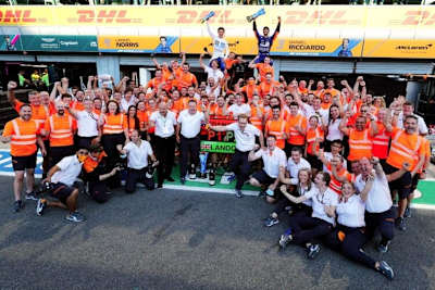 Die McLaren-Mannschaft feiert in Monza ihren Doppelsieg