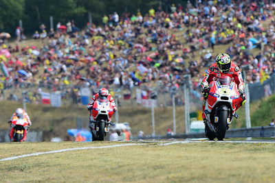 Andrea Iannone vor seinem Teamkollegen Andrea Dovizioso