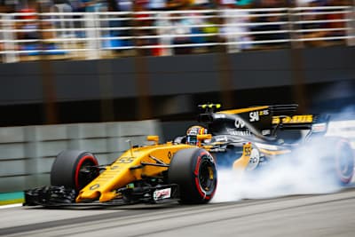 Carlos Sainz lässt einen Pirelli rauchen