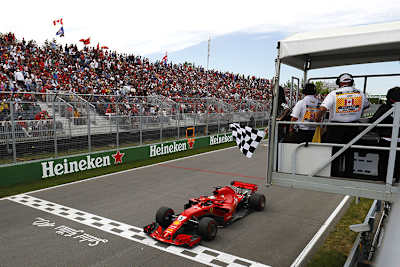 Winnie Harlow zeigt die karierte Flagge