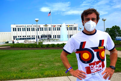 Fernando Alonso vor dem Indy-Museum