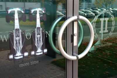 So schmückte Mercedes den Eingang des Rennwagenwerks in Brackley