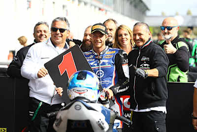 Teamchef Lucio Pedercini links neben Fahrer Kyle Smith