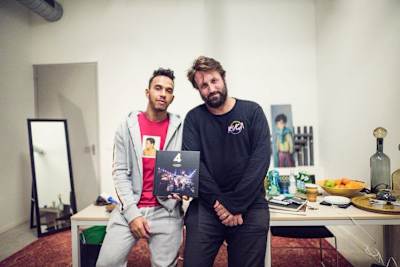 Lewis Hamilton mit Fotograf Paul Ripke