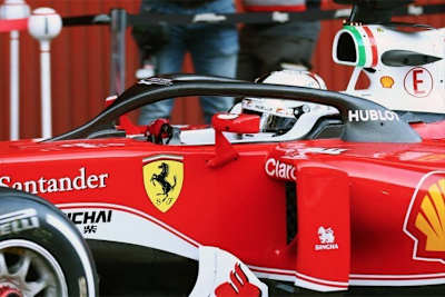 Der Ferrari mit einer Halo-Attrappe