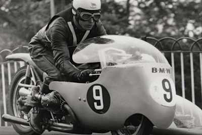 Colin Seeley mit einem BMW-Gespann auf der Insel Man