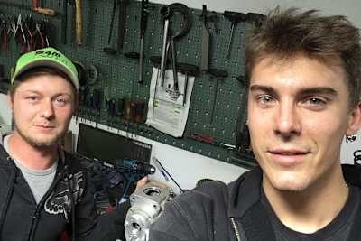 Mittwochnacht 22:40 Uhr in der Werkstatt: Eibl (li.) und Reiterberger arbeiten am Getriebe