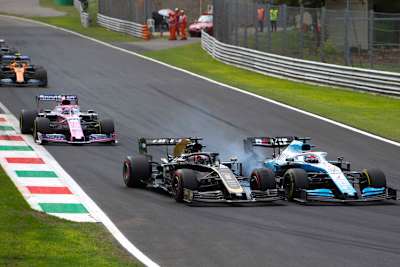 Williams-Pilot und Mercedes-Junior George Russell (rechts) im Kampf gegen Romain Grosjean (Haas)