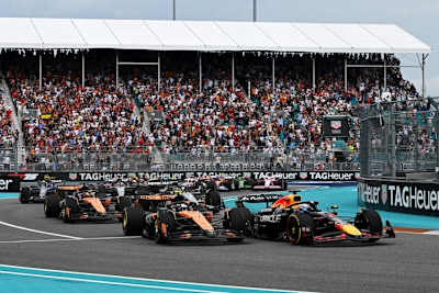 Kurz nach dem Start zum Miami-GP: Norris greift Verstappen an