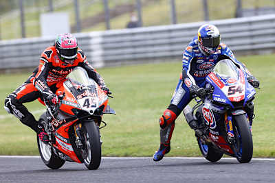 Bremsduell Scott Redding (li.) gegen Toprak Razgatlioglu in Most