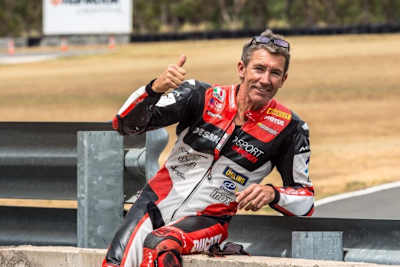 Troy Bayliss macht auch im gesetzten Alter in der Lederkombi eine gute Figur
