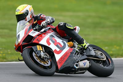 IDM Superbike-Champion Javier Fores ließ sich beim Test nicht in die Karten schauen
