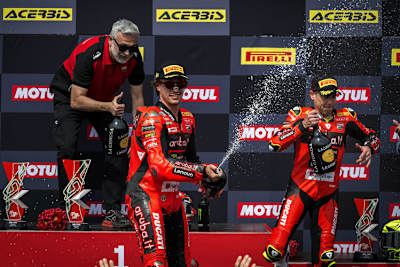 Ein Fest in Rot (v.l.): Ducati-Sportdirektor Mauro Grassilli, Sieger Nicolo Bulega und der drittplatzierte Alvaro Bautista
