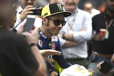 Alle wollen ein Bild vom Superstar: Im Fahrerlager findet Valentino Rossi keine Ruhe
