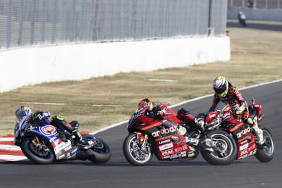 Alvaro Bautista torpedierte Michael Rinaldi, links Toprak Razgatlioglu