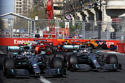 Bottas (links) gegen Hamilton in Runde 1