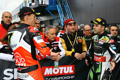 Nach der Superpole in Assen: Hitzige Diskussion zwsichen Chaz Davies (li.) und Jonathan Rea