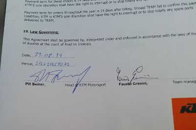 Der Beweis: Am 31. August hat Gresini den KTM-Vertrag für 2015 unterschrieben
