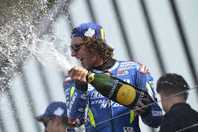 Alex Rins freute sich ausgelassen über seinen knappen Sieg