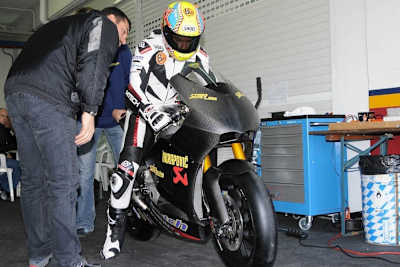 Roby Rolfo rollt mit der Suter-MMX aus der Box