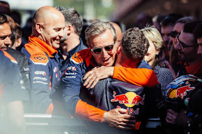 Hervé Poncharal umarmt Dani Holgado