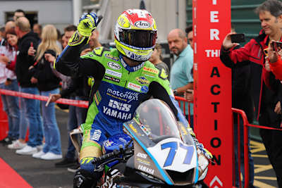 Polesetter Domi Aegerter in ungewohntem Outfit