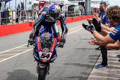 Toprak feierte seinen Sieg, Paul Denning rechts hinten applaudiert