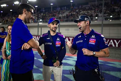 Miguel Oliveira in Losail mit Yamaha-Racing-Boss Pavesio (li.) und Pramac-Manager Fonsi Nieto (re.)