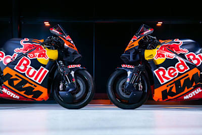 Red Bull ist in diesem Jahr groß auf allen vier MotoGP-Maschinen von KTM – hier die Tech3-Bikes