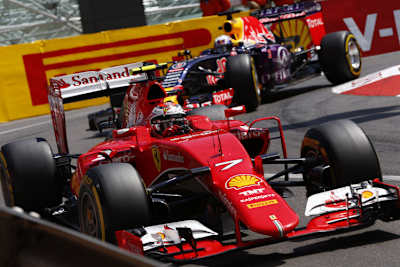 Das wollen die Fans sehen: Packende Duelle wie hier zwischen Kimi Räikkönen (Ferrari) und Daniel Ricciardo (Red Bull Racing)